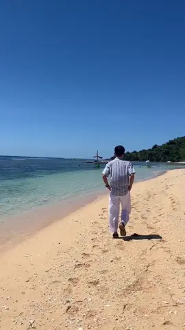 Moments like these, walking by the sea with a view that steals your breath. 🚶‍♂️🌊☀🌅 #templatecapcut #fyp #foryou #foryoupage #trending #Summer  #capcutsummertime #beach #CapCut 