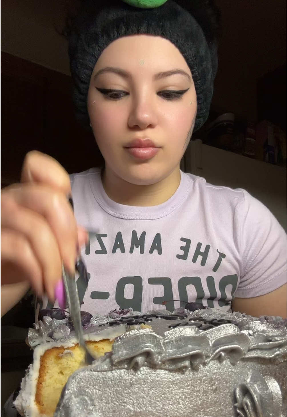 My leftover bday cake  #birthday #birthdaycake #vintagecake #heartcake #mukbang #mukbangeatingshow #eatwithme #foodies #caketok #frosting 