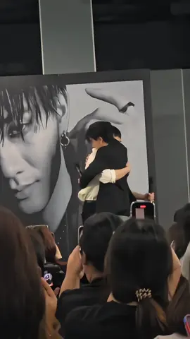 don't let go of that hug 🤗 together for a long time🖤🤍 @PERTHPPE @Santa #Perthppe #Santapp #PerthTanapon #SantaPongsapak #perthsanta #perthsanta🖤🤍 