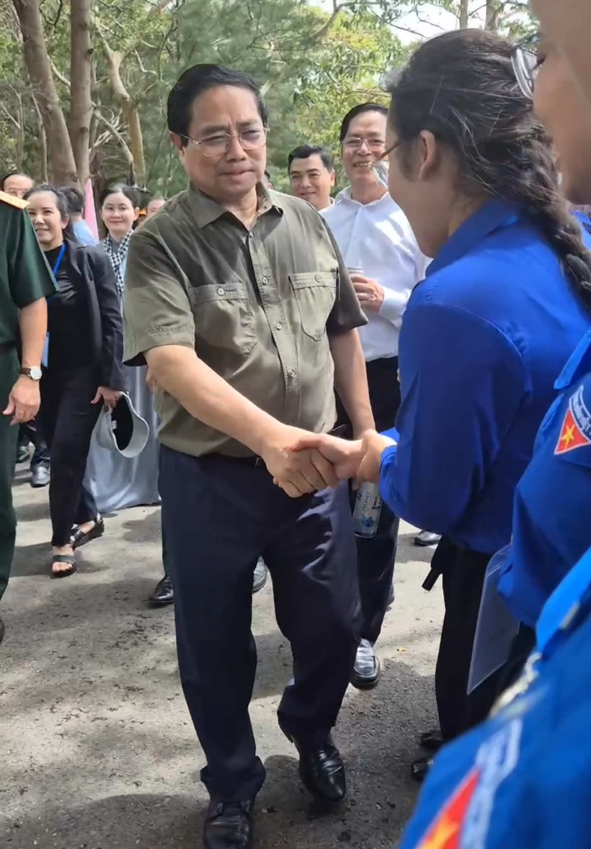 Thủ tướng chính phủ Phạm Minh Chính về dự lễ kỷ niệm 50 năm giải phóng Côn Đảo #phamminhchinh #condao #vungtau. Thủ tướng ân cần thăm hỏi, bắt tay đoàn viên thanh niên