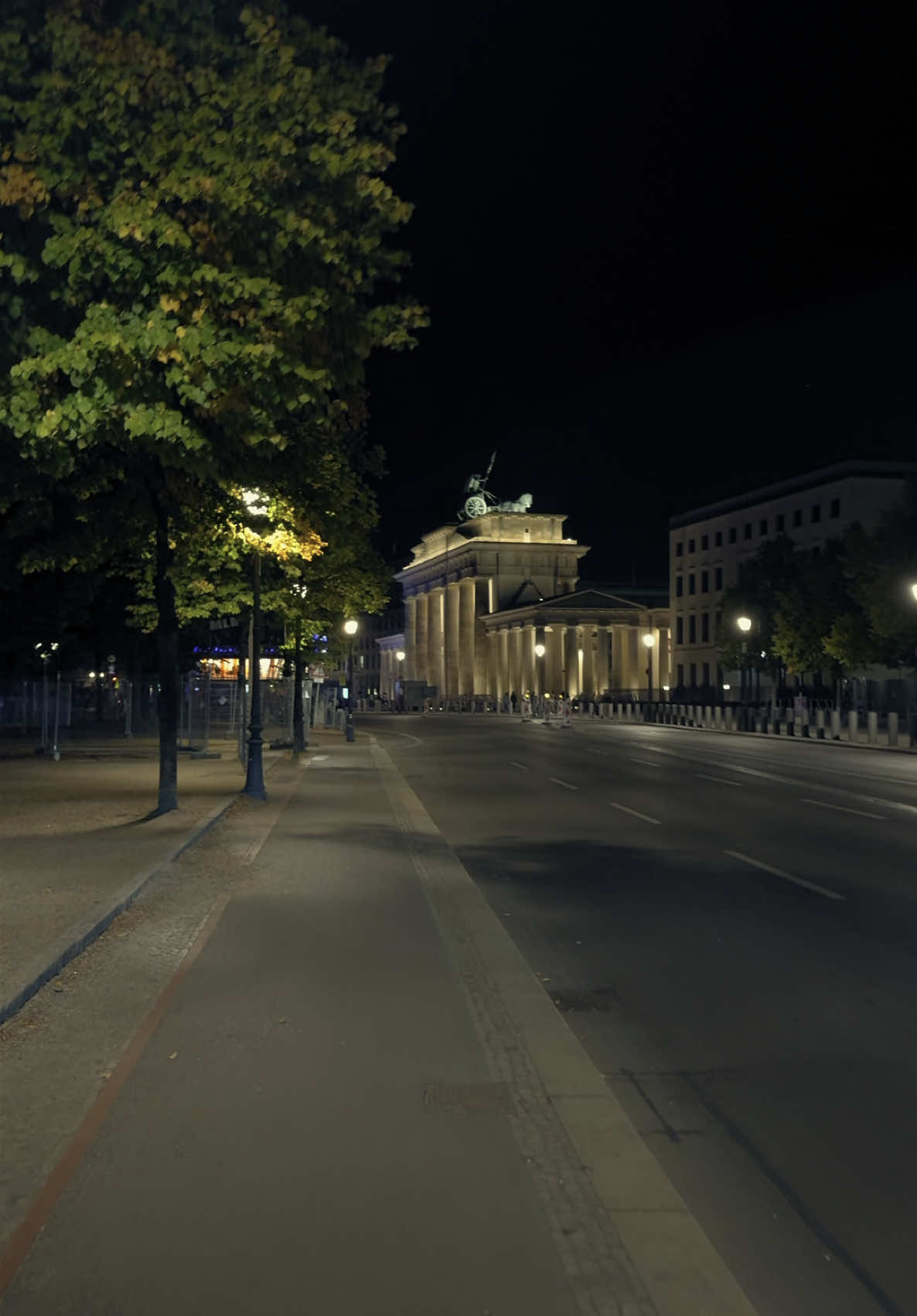 Summer nights are the best. #fyp #hdr #shotoniphone #berlin #night #Summer #nightlife #creatorsearchinsights 