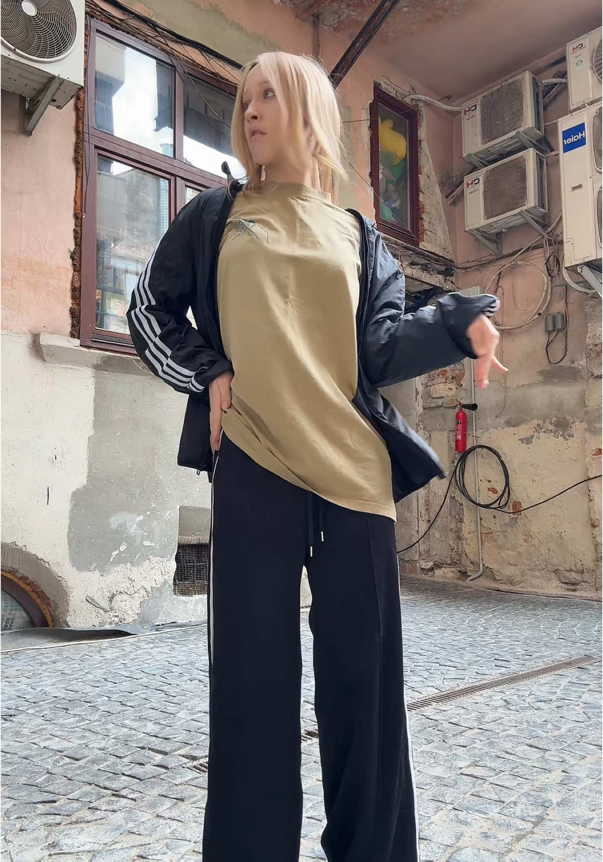 Разогрев перед артденсом#dance #vogue #wacing #experemental #improvisation #streeeet #artdence 