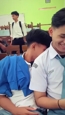 anak kecil satu ini klo sm temen sklh nya malu