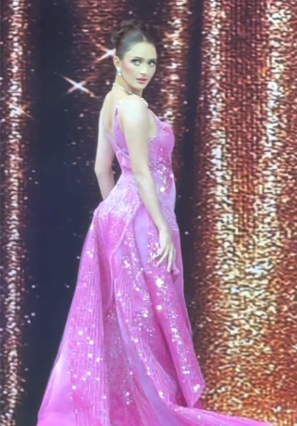 Ahtisa Manalo Evening gown performance! Literal na may winning look tlaga last night ❤️‍🔥👑 #missuniversephilippines2025 #missuniverse #MUPH #fyp #muph2025 #puksaan2025 #viraltiktok #nationalcostume #siniloanlaguna #quezonprovince #ahtisamanalo 