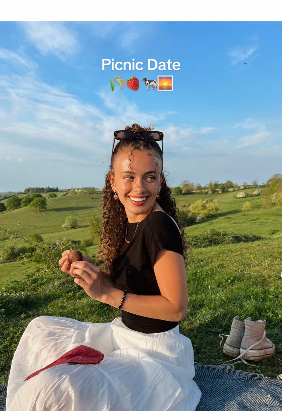 M&S snacks + sunset 🍰🌅🫶🏼 plus a cow invasion 🐮🌾🤭 #farmlife #picnicdate #uksummer #cattle 