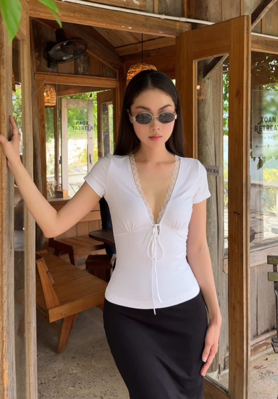 𝑩𝒂𝒔𝒊𝒄 𝒇𝒓𝒐𝒎 𝑻𝑯𝑬𝑺𝑰𝑺 Mẫu Áo Cổ Tim Pha Ren đang gây sốt nay đã có phiên bản tay ngắn. Thiết kế ngắn tay thoáng mát, chất cotton dẻo mềm mịn, thấm hút tốt – chuẩn chân ái cho những ngày nắng nóng. Mix cùng chiếc chân váy đuôi cá với cùng chất Cotton mịn mát, được may 2 lớp hoàn toàn không hằn lộ.#thesis #basicstyle #thoitrangthietke #aothietke #capcut #ideaoutfit #aocotim #chanvayduoica 