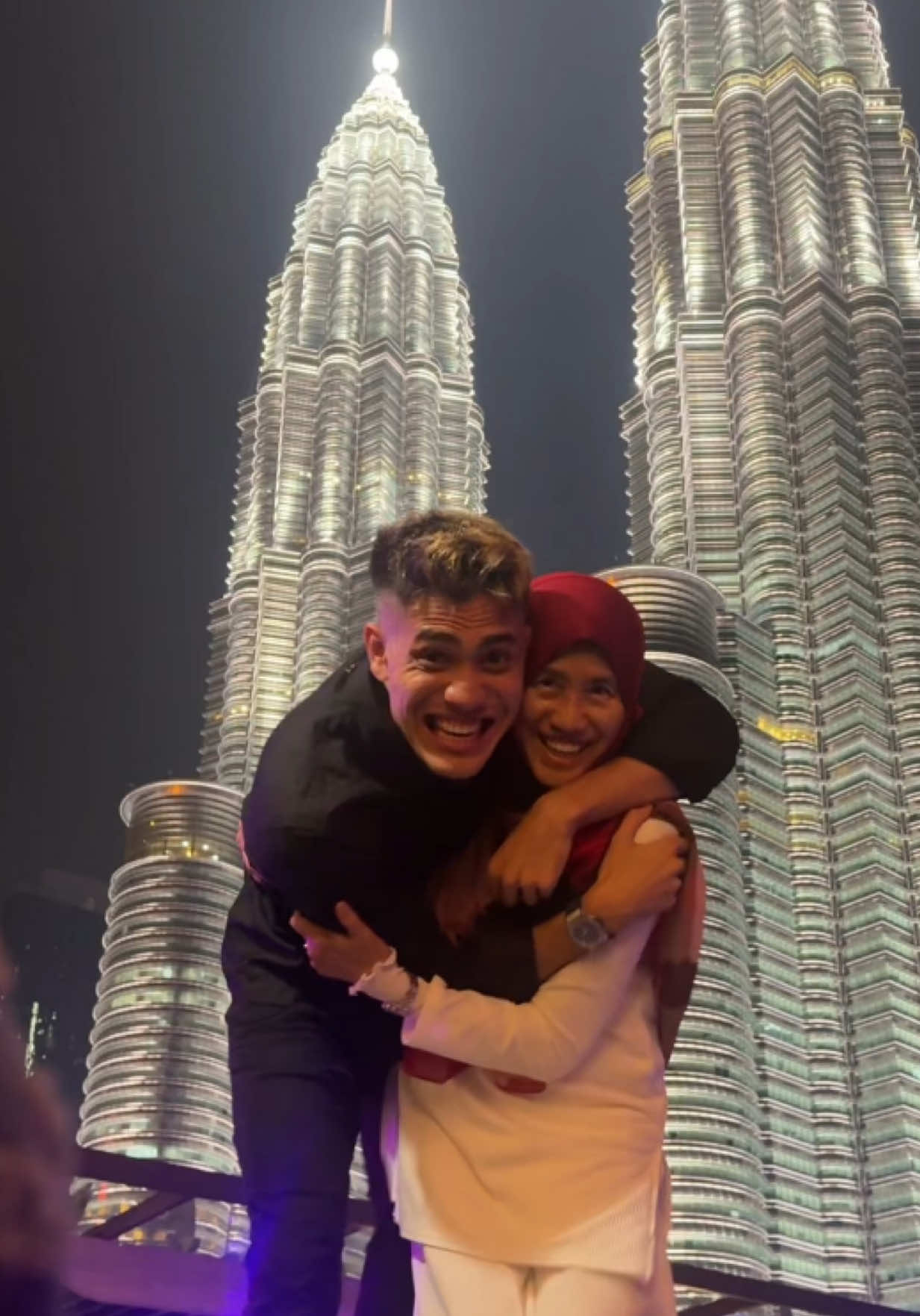 sama girlfriend ❌ sama ibu ✅