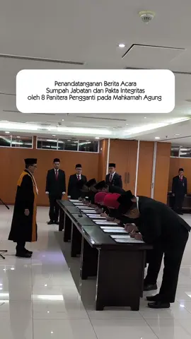 Sobat MARI, Ketua Mahkamah Agung Prof. Dr. H. Sunarto, S.H., M.H. mengambil sumpah jabatan dan melantik 8 Panitera Pengganti pada Mahkamah Agung, hari Jumat, 2 Mei 2025 di lantai 2 Gedung Tower Mahkamah Agung, Jakarta. Pelantikan 8 Panitera Pengganti ini berdasarkan Surat Keputusan Ketua Mahkamah Agung Republik Indonesia Nomor 56/KMA/SK.KP1.2.8/4/2025 Tanggal 17 April 2025 telah diangkat sebagai Panitera Pengganti pada Mahkamah Agung RI. #paniterapengganti #mahkamahagungri #humasmahkamahagung 