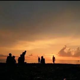 Menikmati Senja di Pantai Karang Putih Kelurahan Bobo, Tidore Utara, Tidore Kepulauan Di Pantai Karang Putih, Kelurahan Bobo, Tidore Utara, senja datang seperti puisi yang ditulis langsung oleh langit. Warna jingga menyelimuti cakrawala, menyatu dengan tenangnya laut dan diamnya karang. Di sini, waktu seolah melambat. Angin laut menyentuh wajah dengan lembut, seakan membisikkan rahasia hari yang akan segera usai. Duduk di tepi pantai, menyaksikan matahari perlahan tenggelam, hati terasa penuh_bukan karena kebisingan dunia, tapi karena keheningan yang menenangkan. Menikmati senja di Karang Putih bukan sekadar melihat langit berubah warna. Ini adalah perjalanan batin_merenung, merasakan, dan mengingat bahwa dalam setiap perpisahan, selalu ada keindahan yang layak dikenang. @Encre Gelée @🏆 One_Content 🏅 @skur_ @King Fabanyo👑 #pantaikarangputihbobo #tidorebobomalukuutara📍 #tidorebobo📍 #senja #wisatapantaikarangputih #tidorekepulauan #pantaikarangputih 