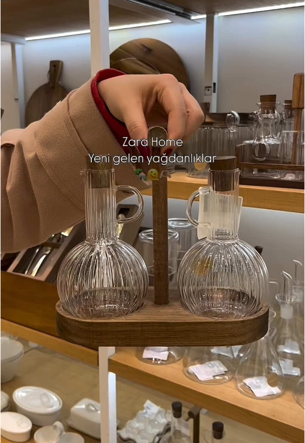 Hellooo🏡 @zarahome ‘a gelen yağdanlıkları gördünüz müü🌟 Bu üç çeşit yağdanlığı ben çok beğendim. Sizde tezgahlarınızda güzel gözüksün istiyorsanız bakabilirsiniz🌟 Siz görseniz alır mıydınız🤭 • • #interiordesign #interior #evdekoru #evdekorasyonu #zara #zarahome #mutfakdüzeni #mutfakdekorasyon #mutfakgereçleri #reklamdeğil 