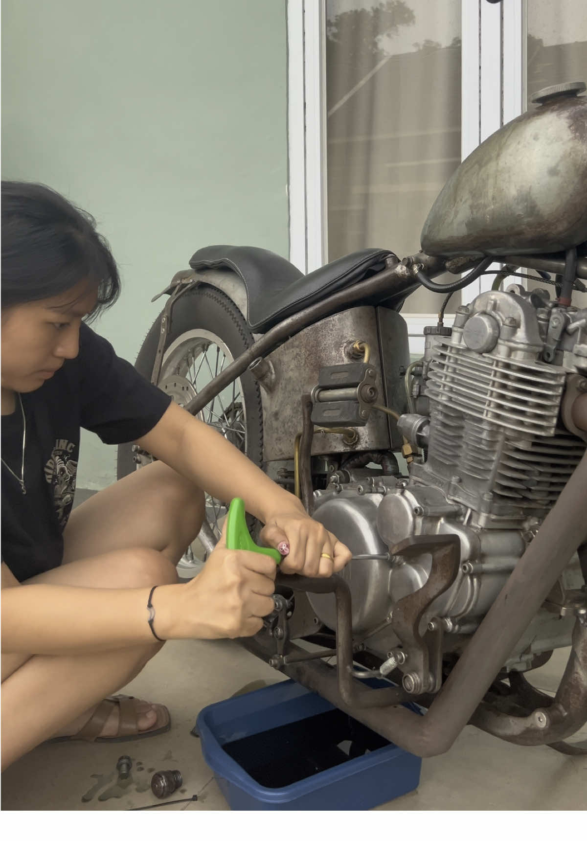 Kata siapa ganti oli itu susah?? #chopper #sr400 #yamahasr400 #chopperindonesia #motorcustom #pookychopper #ftw 