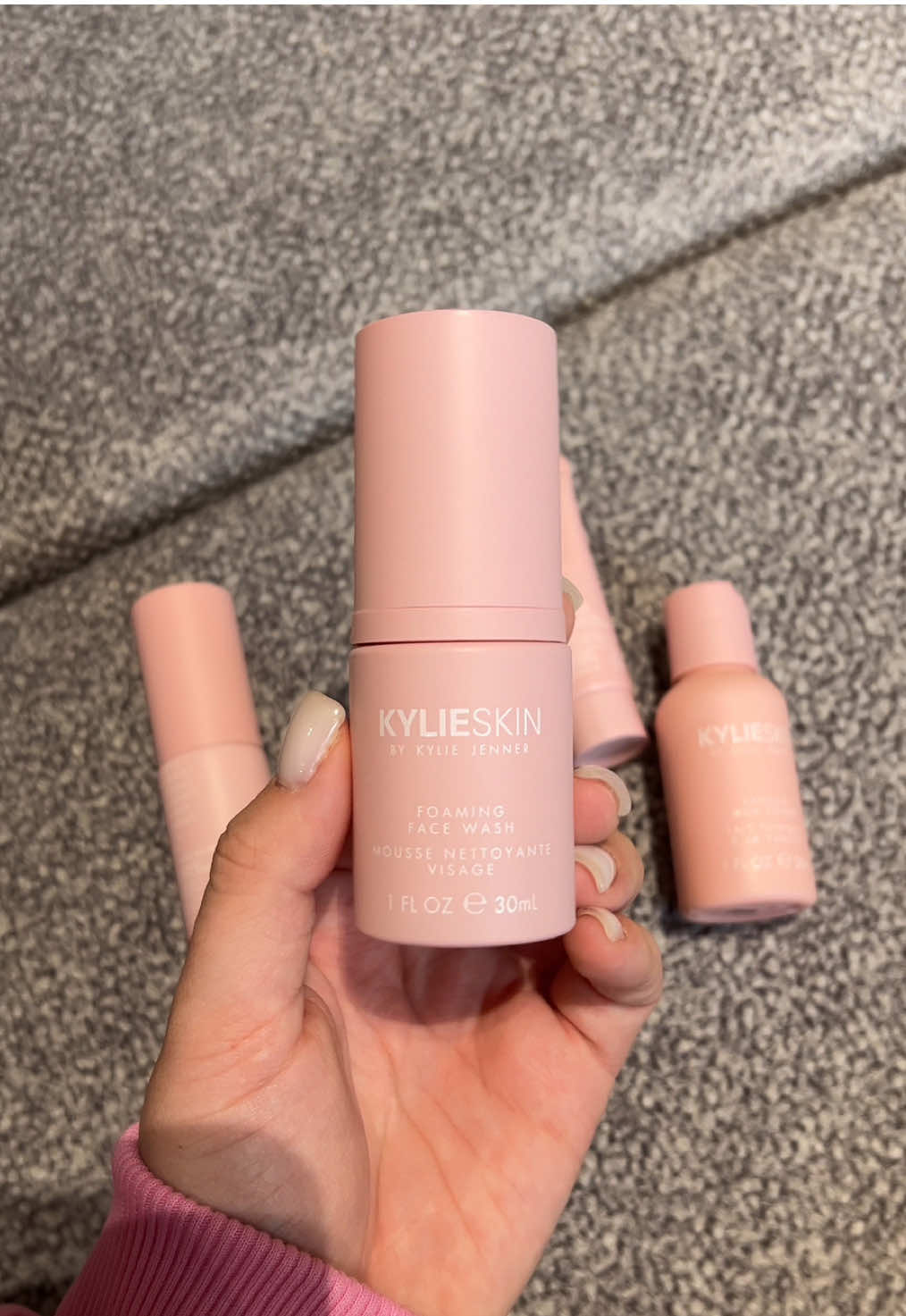 Ready to glow — з Kylie Skin 🧖🏻‍♀️ У наборі представлені формули без жорстких компонентів, які збагачені вітамінами та екстрактами яблука, банана, олії авокадо та солодкого мигдалю 💧 Ідеальний супутник для ранкового глему та вечірнього релаксу ☀️/🌙 #косметика #sephoraukraine #косметикаукраїна #макіяж #cosmetics #makeup #beauty #доглядзаобличчям #набіркосметики #візажист #оригінальнакосметика #косметиказсша #косметиказєвропи #баєр #баєрукраїна #сефора #sephora 