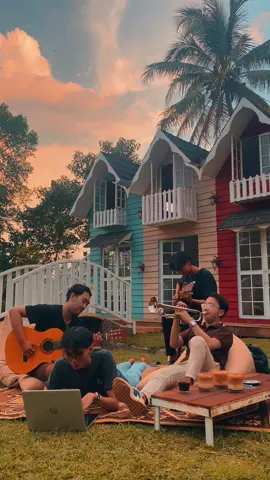 Mari Bernostalgia 🎺🎺 @away @gemabrn @Al-gibrant  #payungteduh #menujusenja #guitar #trumpet #music
