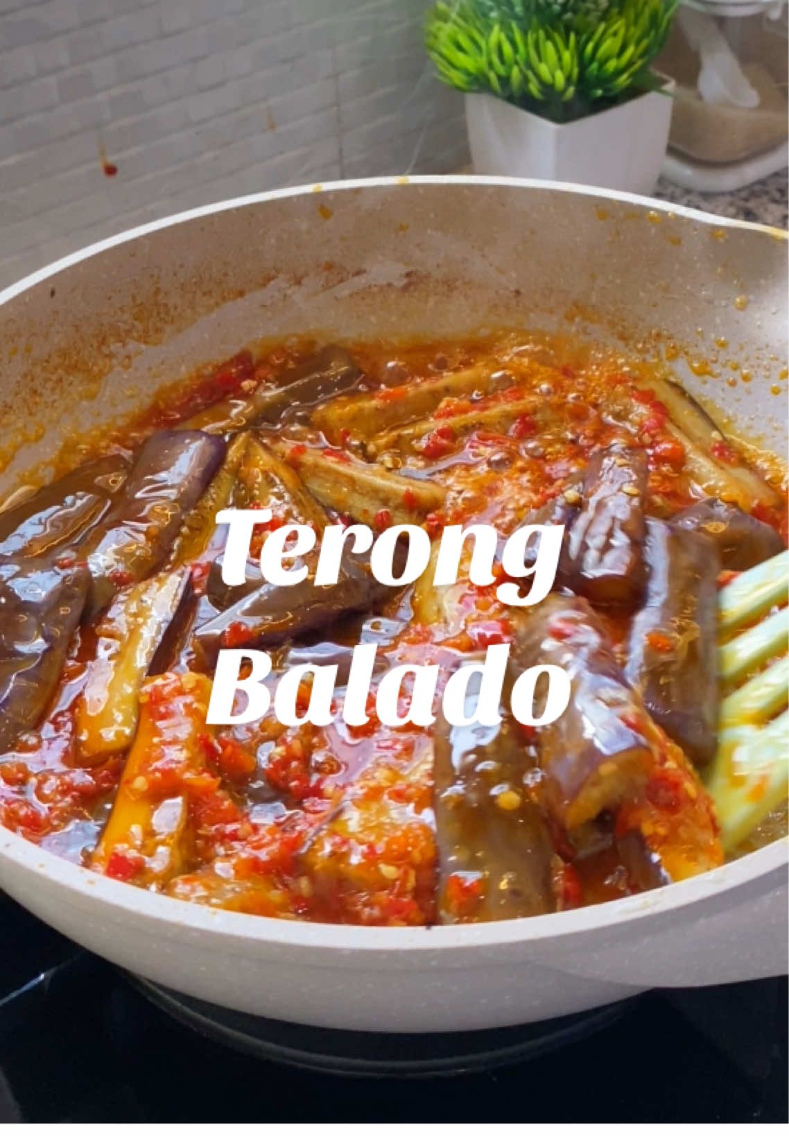 Terong Balado ✨ Menu rumahan simple dan gampang, penambah selera makan 🥰 Resep nya : 6 buah terong ukuran sedang 1 sdt garam 1 sdt penyedap 1 1/2 sdt gula putih Minyak Goreng Sedikit Kecap manis (optional) Sedikit air Bumbu halus: 3 bawang putih 5 bawang merah 5 cabe setan 10 cabe merah kriting 1 buah tomat Sedikit Minyak Goreng Lets try & happy cooking 🥰 #resep #resepsimple #reseptiktok #resepmasakan #masakanrumahan #terong #terongbalado 