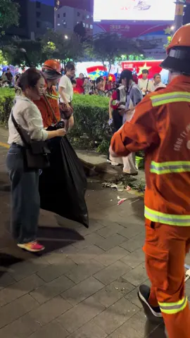 bạn nữ phụ những người lao công dọn dẹp rác #vietnam #trendingvideo 