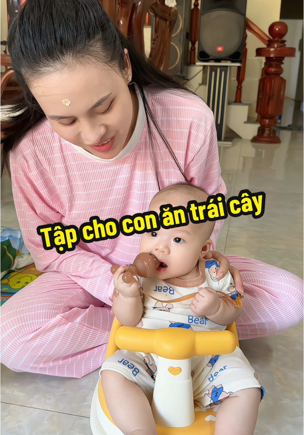 Các mẹ cho con ăn dặm trái cây chưa? Coca nhà mình hợp tác ăn lắm nè #mevabe #mebimsua #mebimhiendai #xuhuong2025 #trending #tuinhaiantraicay 