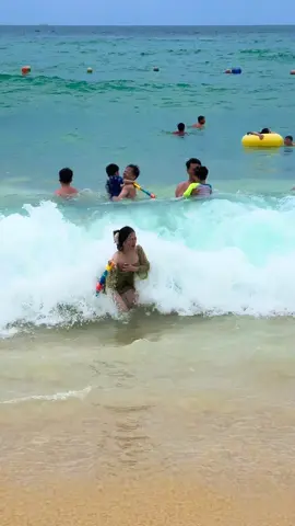 Đang tắm biển chill,tự nhiên sóng đánh bay cái nết luôn#kycoeogio #kycoeogiotutuc #kycoeogioquinhon #nguyenmenh888 