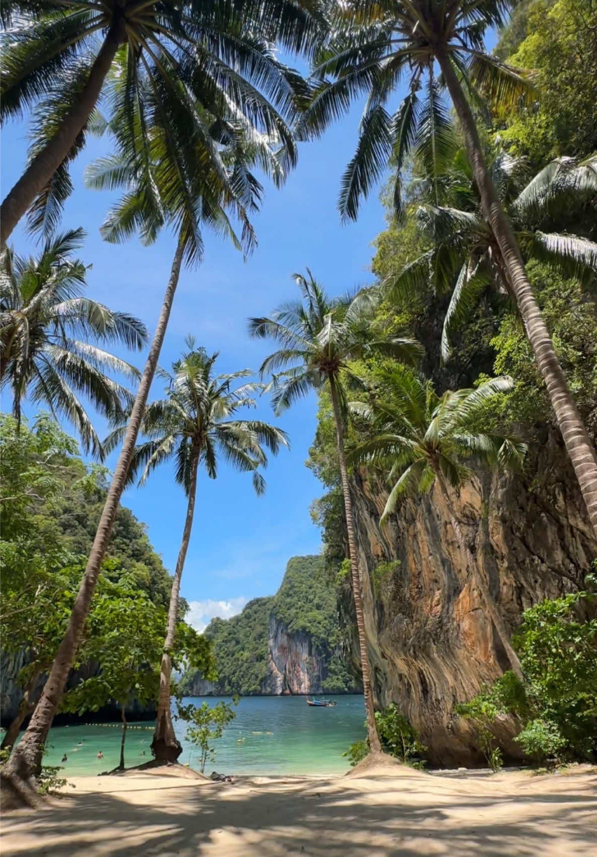 Unseen Thailand ของจริง 🌊🇹🇭 ขอยกให้เป็นอีกสถานที่ที่ชอบมากๆในไทยเลย บรรยากาศดีสุดๆ วิวสวย น้ำใส ดำน้ำตื้นจากหน้าหาดไปดูปลาได้เลย สักครั้งต้องไป ชอบมาก  . เกาะเหลาลาดิง จ.กระบี่  #กระบี่ #เกาะ #krabi #thailand #ทะเล #หาดทราย #เกาะห้อง #tiktokพาเที่ยว #island #paradiseisland 