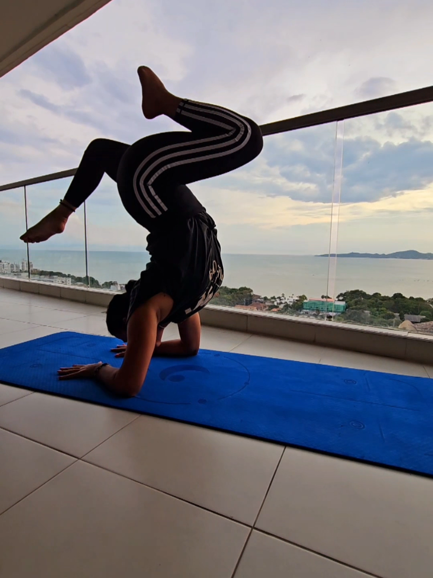 Addicted to being upside down🤸‍♀️💙🌅 #yoga#pincha #thailand #sunset #Lifestyle 