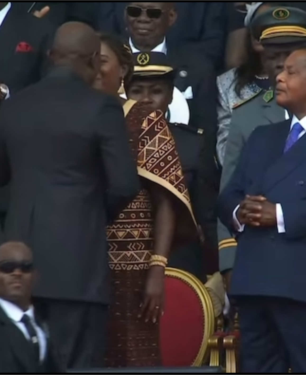 Le Bisou du Couple Présidentiel C’BON ❤️🇬🇦 #gabontiktok🇬🇦 #pourtoi #investiture #oliguinguema #libreville_gabon🇬🇦 #zitaoliguinguema 