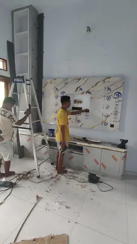 Pemasangan backdrop tv di bujur tengah  #fypシ #sampangmadura  #pamekasanmadura  #interiordesign 