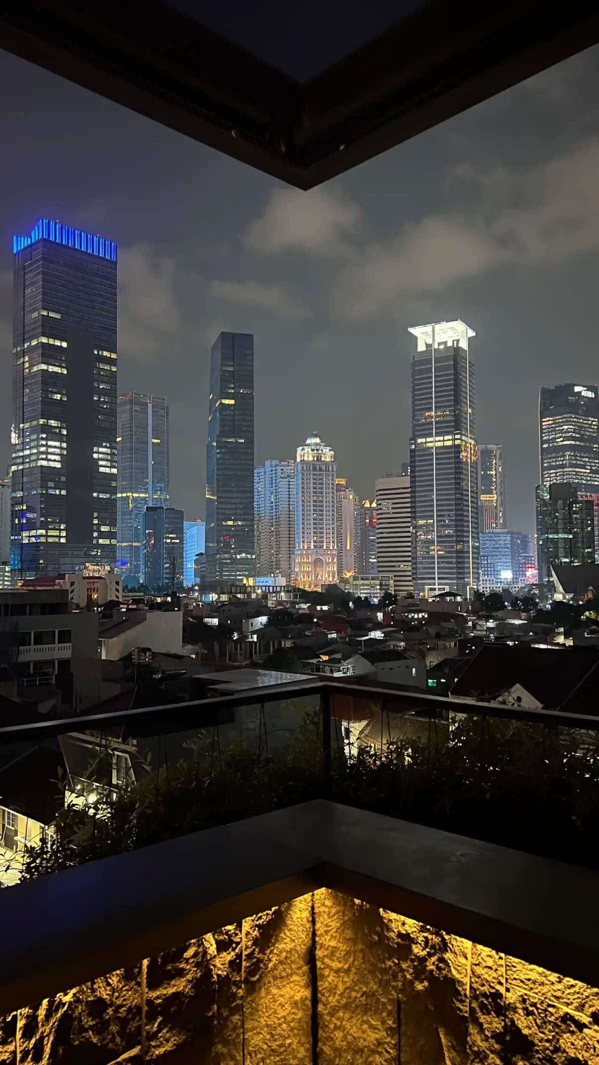 Spot Terbaik Buat Lihat City light Jakarta sambil chill  or Dinner sama ayang ni guys , ada yang pernah Coba ?  #citylife  #citylights #metropolitan #urban  #jakartavibes #explorejakarta #Jakarta #skyscrapers #cityview #cityscapes #jktgo#photography #jktgo 