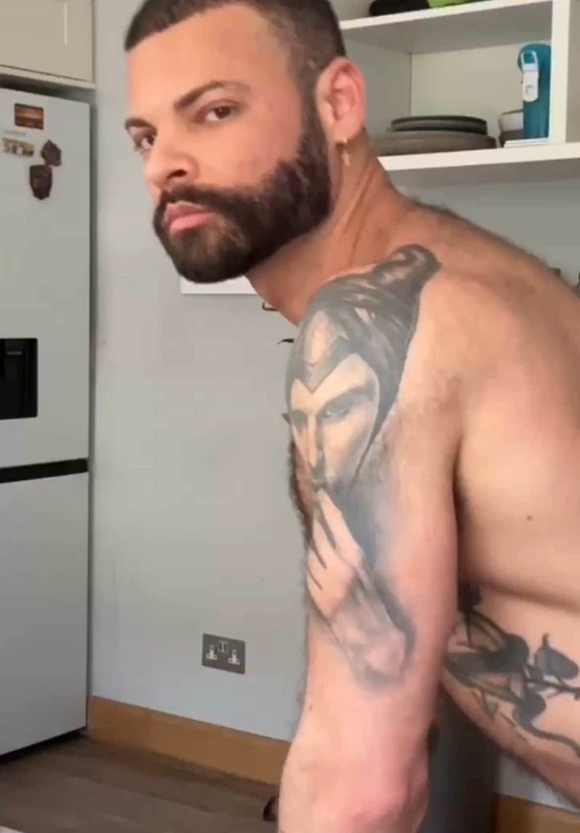 My bro @Alpha Leo UK helped me with my workout. I’ve done one of my best home workouts for glutes. It went amazing!  #bro #workout #workoutmotivation #glutes #glutesworkout #viraltiktok #virale #brother 