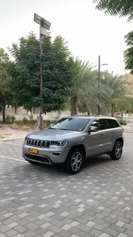 * إســم الـــمـــركبه : جيب جراند شيروكي V6 * الـــــــفـــــئـــــه : 1 * الــــمــــوديل : 2020 * خلــيـجــي /  وارد : خليجي وكالة عمان  * الــــمـسافــه المقطوعه : 52 ألف KM صيانة وتشييك وكالة والسيارة لا زالت على ضمان الوكالة إلى 2026 * اللون الخارجي : فضي * اللون الداخلي : بيج جلد * الـــمـواصـفــات :   - دخول ذكي - تشغيل زر - شاشة apple car play - نفجيشن - بلوتوث - منفذ USB و AUX - مثبت سرعه - بانوراما - إضائات LED - إضائات نهارية - إضائات ترحيبية - تحكم بالصوت من المقود - نظام النقطة العمياء - تسخين المرايا الجانبية - نظام الأوامر الصوتية - نظام مانع إنزلاق - كاميرا خلفيه - حساسات - تكييف خلفي - كشافات ضباب - وضعية القيادة الإقتصادية - طي المرايا - تبريد وتدفئة المقاعد - تدفئة المقود - تحكم بالشاشة الوسطية والعدادت من المقود - نظام المساعدة للنزول من المنحدرات - نظام اطفاء المحرك عند التوقف لفترات قصيره  - إستخدام اجنبي