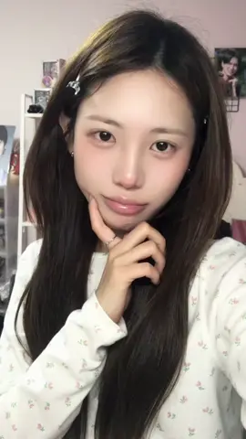#제품제공  @beigic_official과 함께하는 구운 복숭아 메이크업 🤍사용제품  -베이지크 톤업 CE 선크림 -플러쉬 립 앤 치크 밤 01 튤 & 05 플랫화이트  #베이지크 #혈색밤 #BEIGIC #lushbalm #비건스킨케어 #톤업선크림 #화잘먹선크림 #항산화선크림
