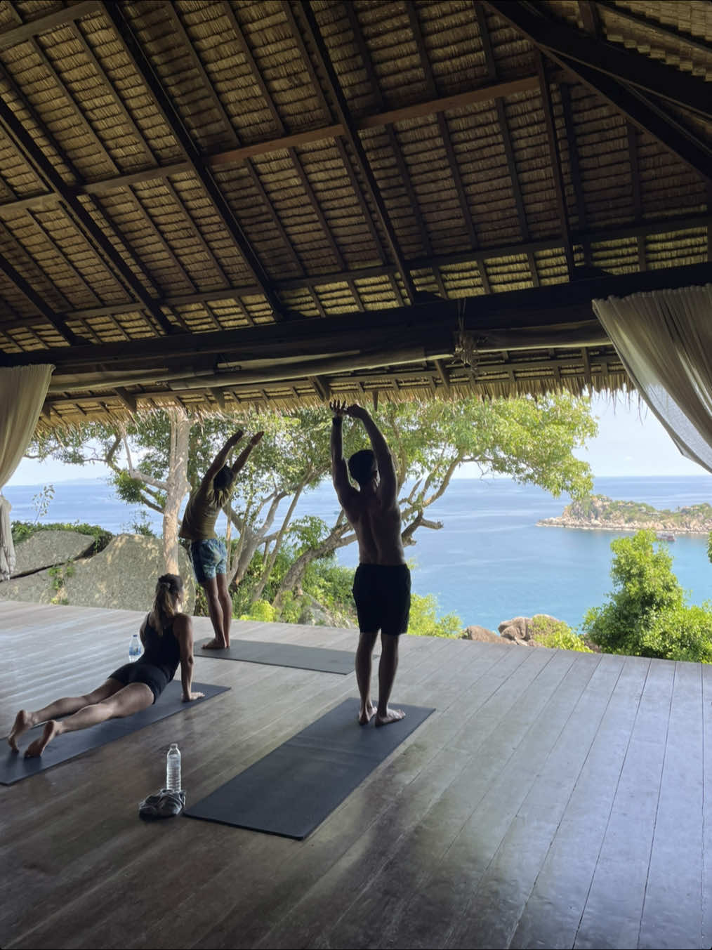 Have you ever seen a more beautiful place for a yoga class🏝️🧘 #yoga #kotao #thailand #baantalaykohtao 