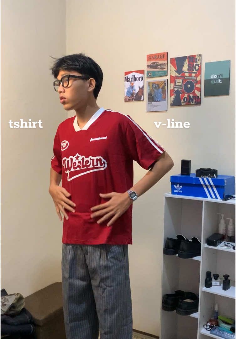t-shirt V line maroon warnanya cakep, bahannya halus nyaman dipake kemana aja, sablonnya gg cuy #tshirt #tshirtoversize #fashion #outfit #OOTD #rekomendasitshirt #lokalbrand #thenational #vline #outfitinspo 