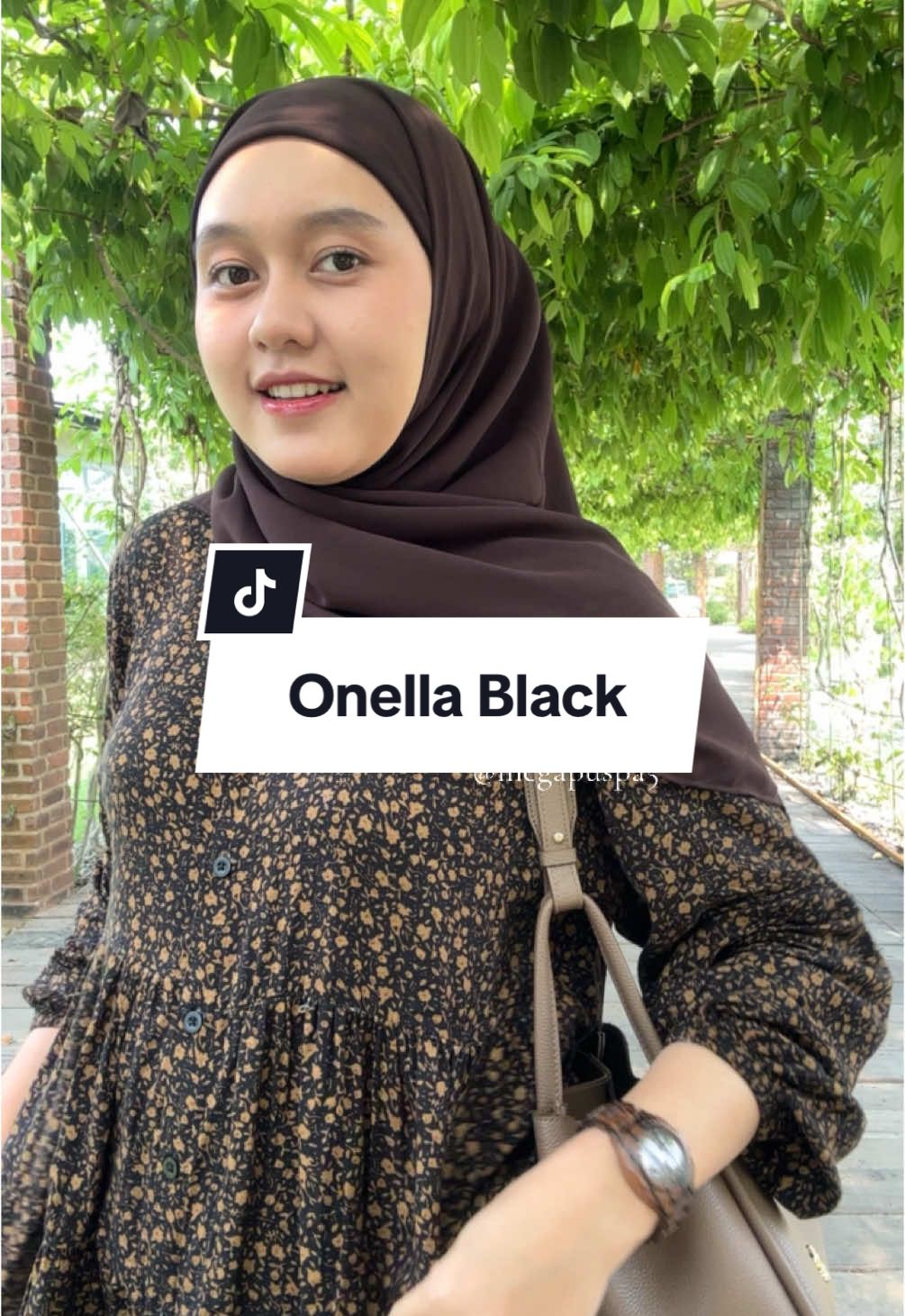 Cantik yaa Onella Black 🖤✨ bahannya adem lg #outfithijab #outfitcheck #atasanwanita #rayonpremium #blouserayon #blousewanita #rekomendasioutfit #fyp 