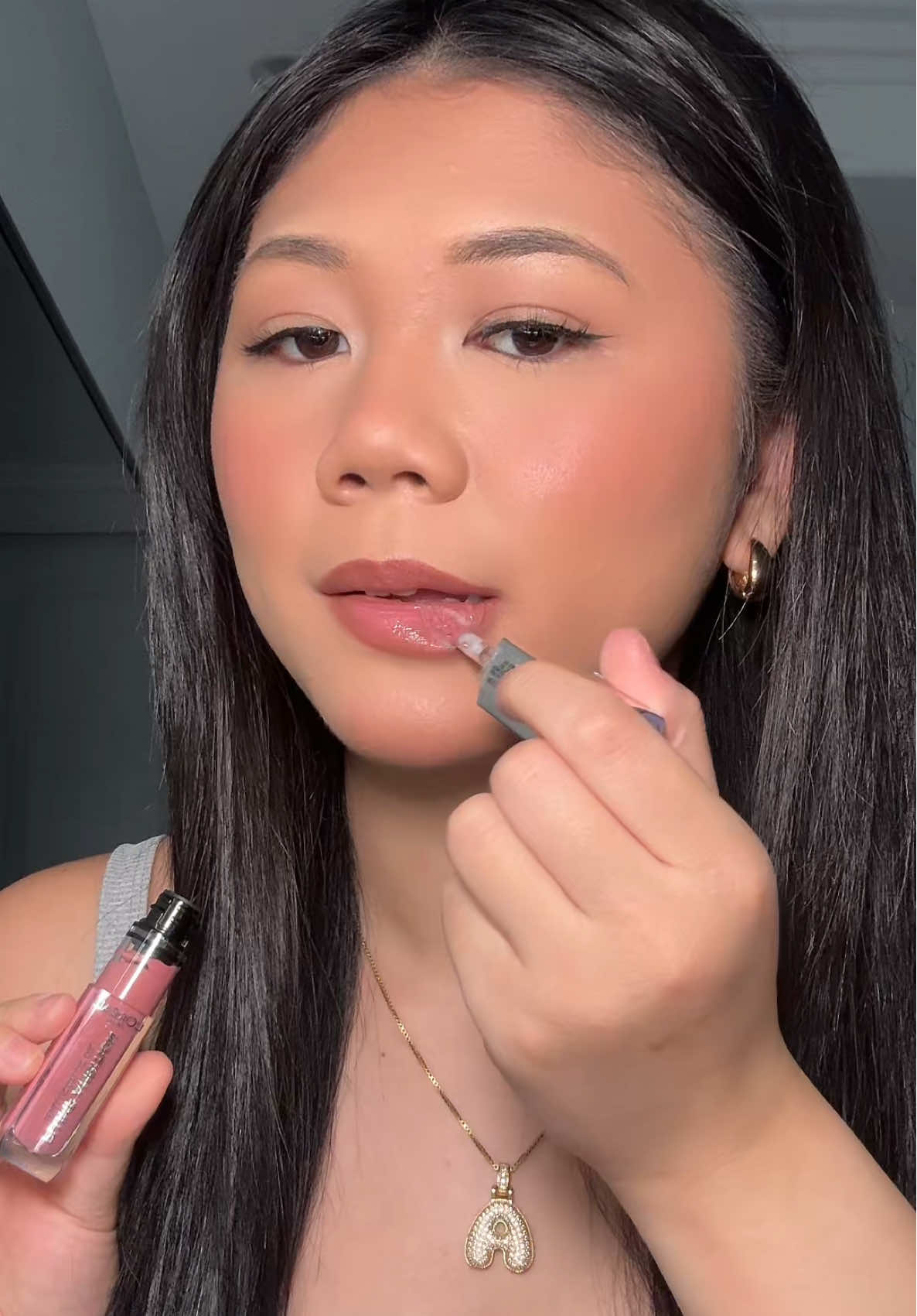 dare I say… I prefer this over the highend lip oil 😳 @L’Oréal Paris @loréal paris usa #lorealparis #lorealpariscosmetics #loreallipoil #plumpinglipoil #makeupmusthaves #drugstoremakeup #lorealgiftedme #giftedbylorealparis 