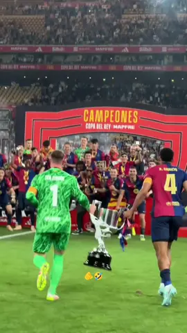 Real Madrid 🫅🤍👑😎respeten los rangos culés🤫🤣 #real #madrid #rey #del #europa #ala #madrid #madridistas #viral #rey #de #la #champions #video #