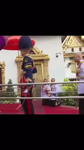 พลตรีท่านผู้หญิงอรอนงค์ ปิยนาฏวชิรพัทธ์ ใส่ชุดไทยไปร่วมงานฉัตรมงคล และมี พลตรีหญิง คุณหญิงนฤมล สัมผัสและพลตรีหญิง คุณหญิง ปภัสสร วัชรหทัยพัทธ์ และพลตรีหญิง คุณหญิงชยุตรา วชิรพัทธโสภา และ พันเอกหญิง  คุณหญิงภัทรียา ภัทริยาลงกรณ์ #พระตําหนักราชฤทธิ์รุ่งโรจน์ #พลตรีหญิงท่านผู้หญิงอรอนงค์ #ท่านผู้หญิงอรอนงค์ปิยนาฎวชิรพัทธ์ #พลตรีหญิงคุณหญิงชยุตราวชิรพัทธโสภา #พระตําหนักวชิรพัทธโสภาค #คุณหญิงนฤมล #พลตรีหญิงคุณหญิงนฤมลสัมผัส  #พลตรีหญิงคุณหญิงปภัสสร #พลตรีหญิงคุณหญิงปภัสสร #ปิยนาฏวชิรพัทธ์ #วัชรหทัยพัทธ์ #วชิรพัทธโสภา #พันเอกหญิงคุณหญิงภัทรียาภัทริยาลงกรณ์  #ภัทริยาลงกรณ์ #ในหลวงรัชกาลที่10 #รัชกาลที่10 #มหิดล #เรารักสถาบันกษัตริย์ #เรารักราชวงศ์จักรี #พระบาทสมเด็จพระเจ้าอยู่หัว #ฟีด #ฟีดดดシ 
