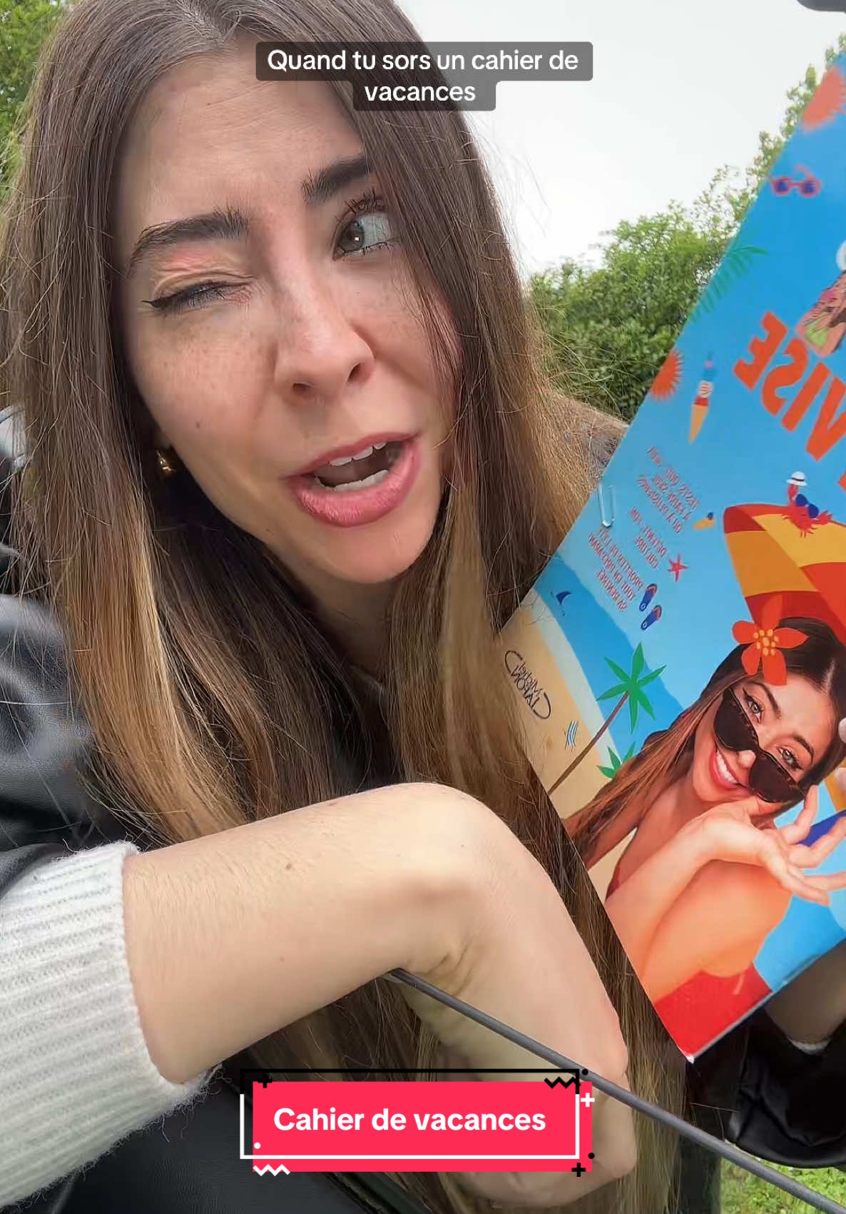 Ça y est, il est temps pour moi de vous l’annoncer ! Je sors ENFIN mon cahier de vacances !!!! ☀️ Il est en précommande (lien interforum dans ma bio) et sort officiellement le 7 mai en librairie !! Vous y trouverez des exercices et activités pour travailler sur vos problématiques personnelles (timidité, amour, se faire des amis en vacances, se libérer des complexes en maillot de bain, préparer sa rentrée, devenir vidéaste et plein d’autres choses). Il s’adresse principalement aux collégiens ! #pourtoi #foryou 