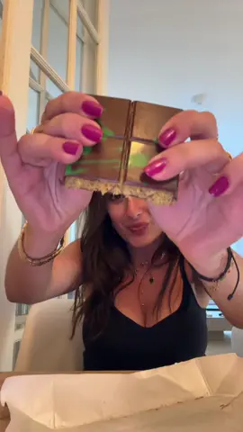 always late on trends 🫢#dubaichocolate #chocolate #FoodTok #paris 