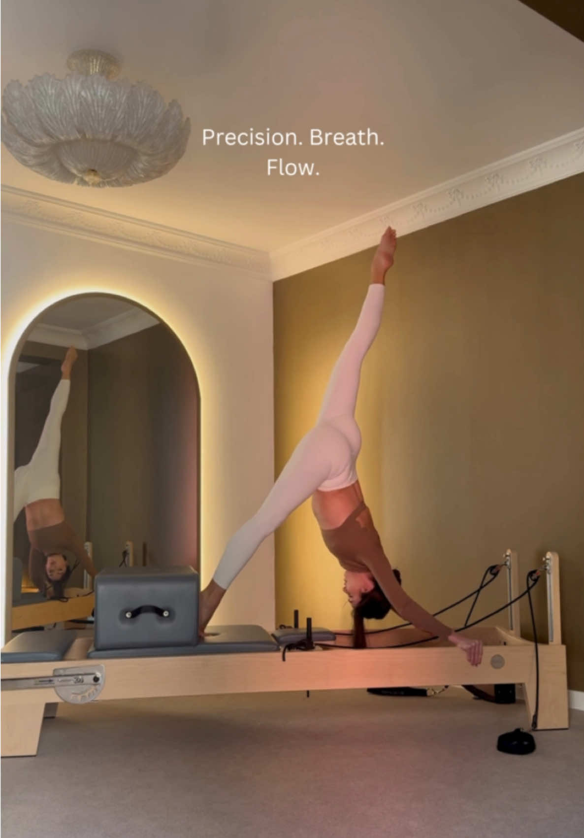 #pilates #viral_video #fyp #romania #thefitdistrict #flexibility #flow#tik_tok#reformer@pilateswithliana 