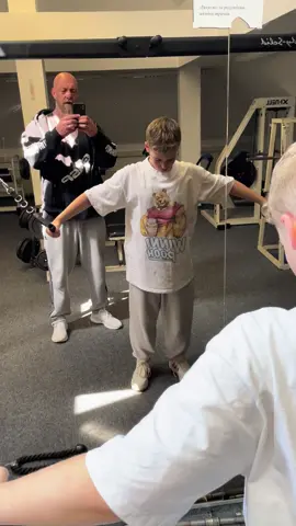 Söhnchen @Jayphis  am Brust trainieren, schön langsam und kontrolliert ✌🏼  #Love #Fitness #gym #bodybuilding #fit #sport #fitnessmotivation #motivation #training #workout #health #healthy #fitfam #getfit #instafit #instafitness #fitnessaddict #fitlife #fitnesslife #tattoo #GymLife #gymtime #gymrat #train #2025 #sommer #father #son #tok #tik_tok #winniethepooh #FamilyFun #spaß #freude #spass 