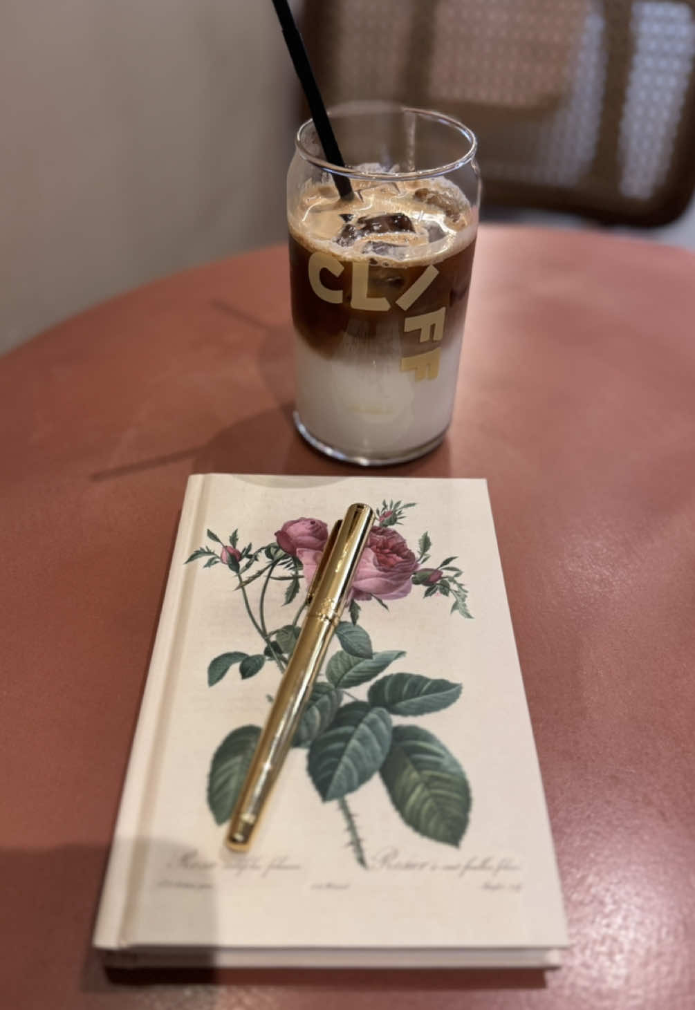 Tu n’as pas besoin de crier pour avoir raison. Tu n’as pas besoin de te défendre contre ce qui est vide de vérité. Reste droite, parce qu’eux ne le sont pas. Et c’est précisément pour cette raison que, tôt ou tard, le déséquilibre éclatera à la face du monde. Ta droiture est une lumière. Ils peuvent la nier… mais jamais l’éteindre. #ResteDroite #ConfianceEnSoi #alignementintérieur #affirmationdesoi #ForceSilencieuse #Dignité #Résilience #VéritéIntérieure #ÉvolutionPersonnelle #GuérisonÉmotionnelle #detachementemotionnel #IDELAWLIST #fyp 