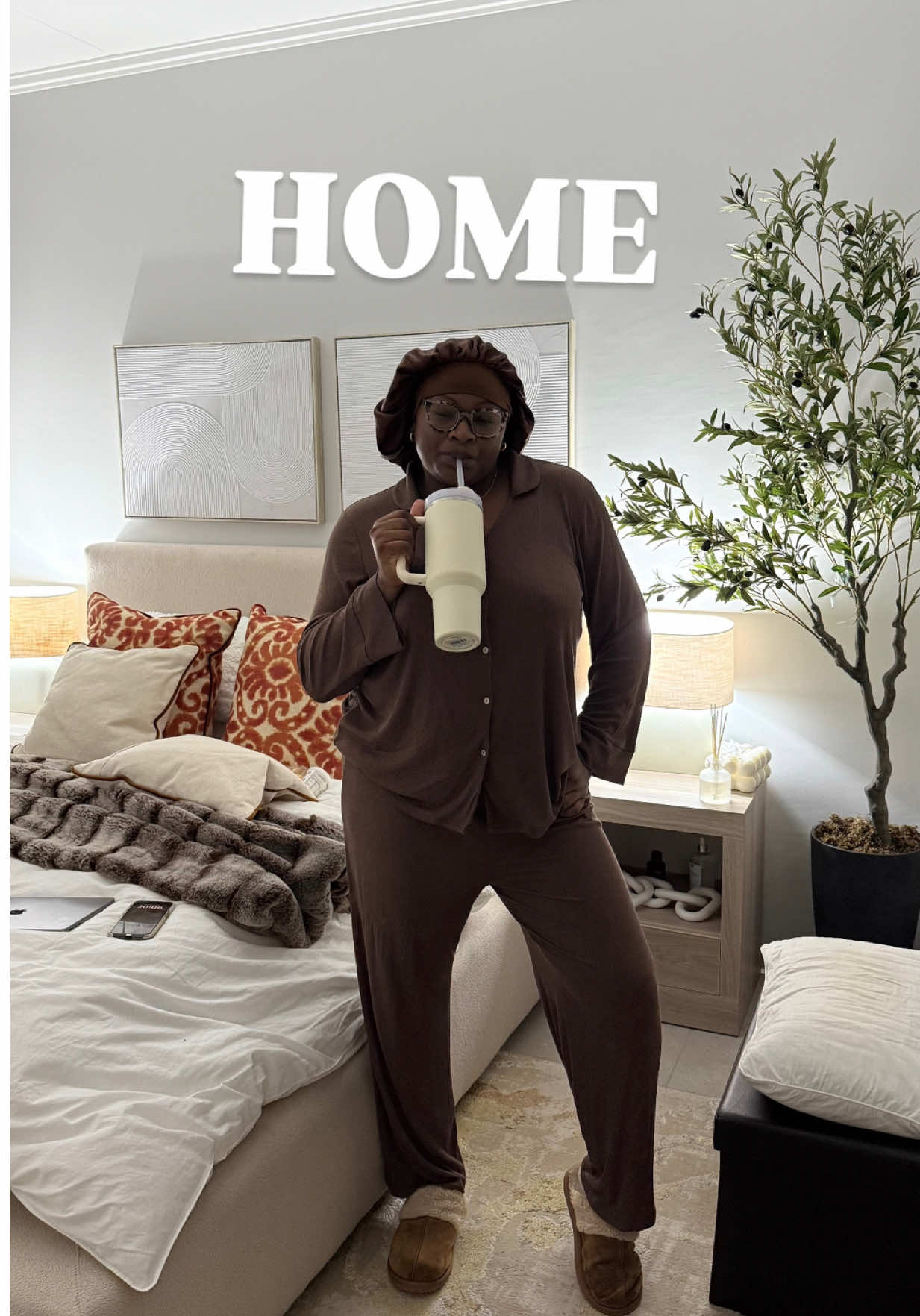 Home sweet homeeee ✨🦋. It feels so good to finally sleep in my beeedddd. #gracemondlana #storytime #homesweethome 