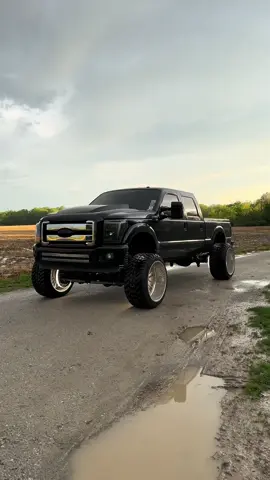 I find it hard to think with you 🤨 #truck #26x16s #26x16 #wides #trucks #trucksoftiktok #truckshow 