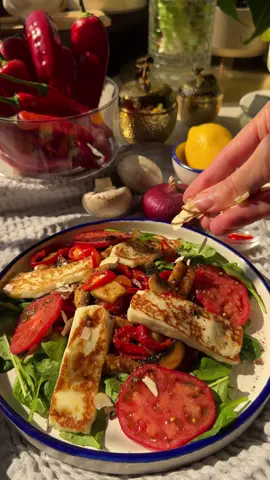 ТЕПЛЫЙ САЛАТ с халуми 🔥 Вы любите теплые салаты? Я ОООЧЕНЬ🤤 У меня их столько, что можно смело заменить ими все горячие блюда на свете!  Этот рецепт 💔 покорит ваши сердца !  Итак, что нам нужно:   🥕 Морковь   🍄 Грибы   🌶️ Болгарский перец   Обжариваем все овощи  на оливковом масле, как показано в видео 👆🏻. В конце добавляем сладкий соус Чили — он не острый, так что не переживайте, это не огненное шоу 😆 но для любителей поострее можно добавить свежий острый 🌶️  Теперь переходим к главному герою нашего салата — сыр халуми!  Он не растекается на сковороде, как многие из нас на диване после праздников😆  Получается хрустящим снаружи и нежным внутри! Безумно вкусный ! Но вот важный момент: ешьте его горячим, иначе он потеряет всю свою магию! ☝🏼🔥 И, конечно же, чтобы создать атмосферу ресторана у вас дома, не забываем про зелень, теплые овощи и томаты! Вот вам и шедевр за 10 минут! 🚀 Заправка не нужна, потому что все вкусы уже смешались благодаря горячим овощам!  Приятного аппетита, дорогие! ❤️ #ТеплыйСалат #Халуми #ГотовимДома #Рецепты #Вкусно #Еда #Кулинария #ГотовитьЛегко #Салаты #Foodie #Yummy #QuickRecipes