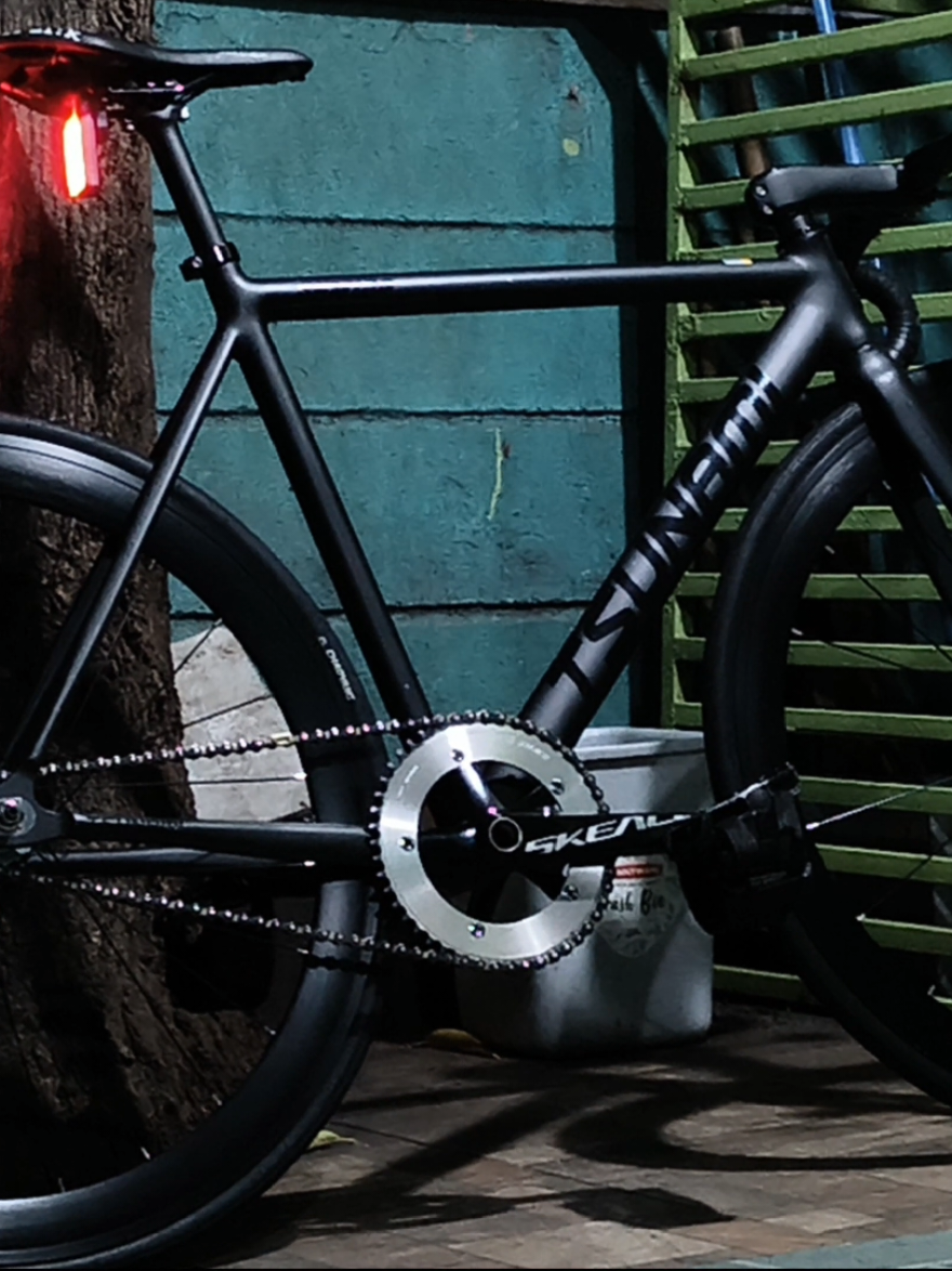 there's just something about all black #fixedgear #tsunamisnm100 #fixedgearphilippines #fixie #cycling #fyp 