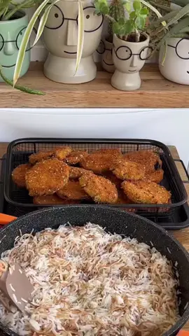אורז עם אטריות דקות חציל שניצל. לאורז: מחממים סיר עם 5 כפות שמן מוסיפים 1/2 כוס איטריות דקות מטגנים על אש נמוכה ברגע שהן מעט מזהיבות מוסיפים 2 כוסות אורז (לא שטוף) ממשיכים לערבב שהכל יתעטף בשמן . מוסיפים כף שטוחה מלח ומעט פלפל שחור . מוסיפים 3.5 כוסות מים רותחים. (היחס הוא 1.5 כוס מים רותחים כל כוס אורז אך מכיוון שהוספנו 1/2 כוס איטריות יש להוסיף עוד חצי כוס מים.) מביאים לרתיחה דקה מנמיכים את האש מכסים (אפשר להניח בזהירות מגבת מתחת למכסה למנוע יציאה של אדים) מבשלים 15 דקות. לאחר מכן מסירים את המכסה מפוררים מעט עם מזלג , מכבים את האש ומכסים שוב וממתינים 10 דקות. לחציל שניצל פורסים דק פרוסות חציל טובלים בבלילה של ביצה כוס מים (חד״פ שקופה) כוס קמח (חד״פ שקופה) ולאחר מכן בתערובת פירורי לחם מתובלת (מעט שום גבישי, מלח, גריל עוף) מטגנים ומעבירים לרשת טיגון.