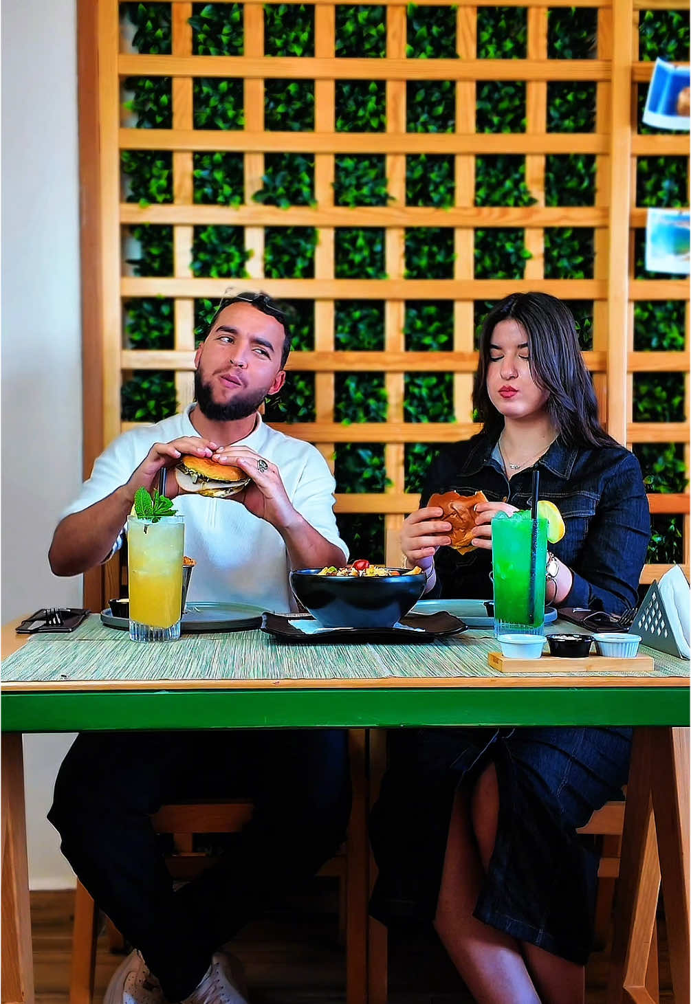 دعوة غير متوقعة وتجربة البرجر الجديد في لغرينز مع ضيفة مفاجئة🔥🍔 @legreenz Livraison disponible 7/7 Jours 06 66 48 78 75 05 36 60 08 08 رقم 32A، شارع موسكو، الحي  الإداري- الناظور #egreenz #restaurant #rif #morocco #food #fastfood #burger #nador #casablanca #fyp  