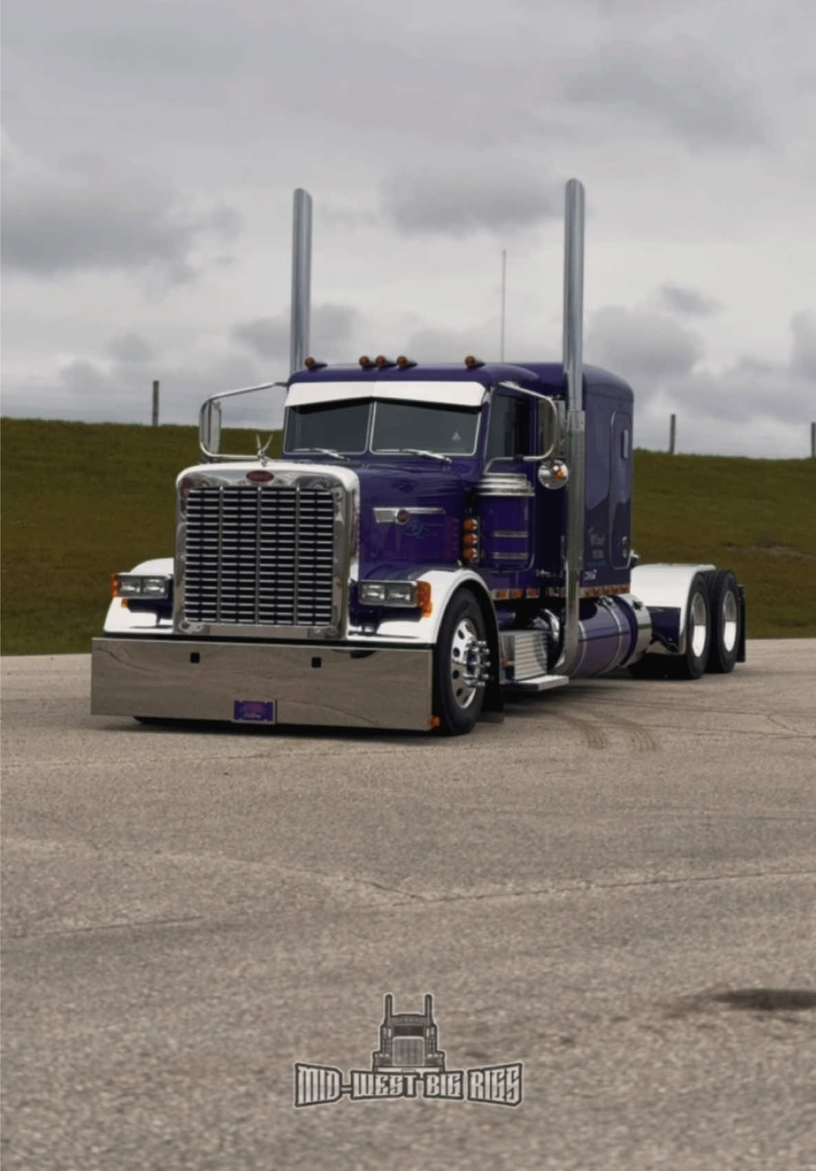 Definitely one of my favorite from this show already! #midwestprideinyourride #largecar #peterbilt #peterbilt389 #389x #peterbiltgang #semitrucks #trending #trucktok #truckshow #largecarmafia 