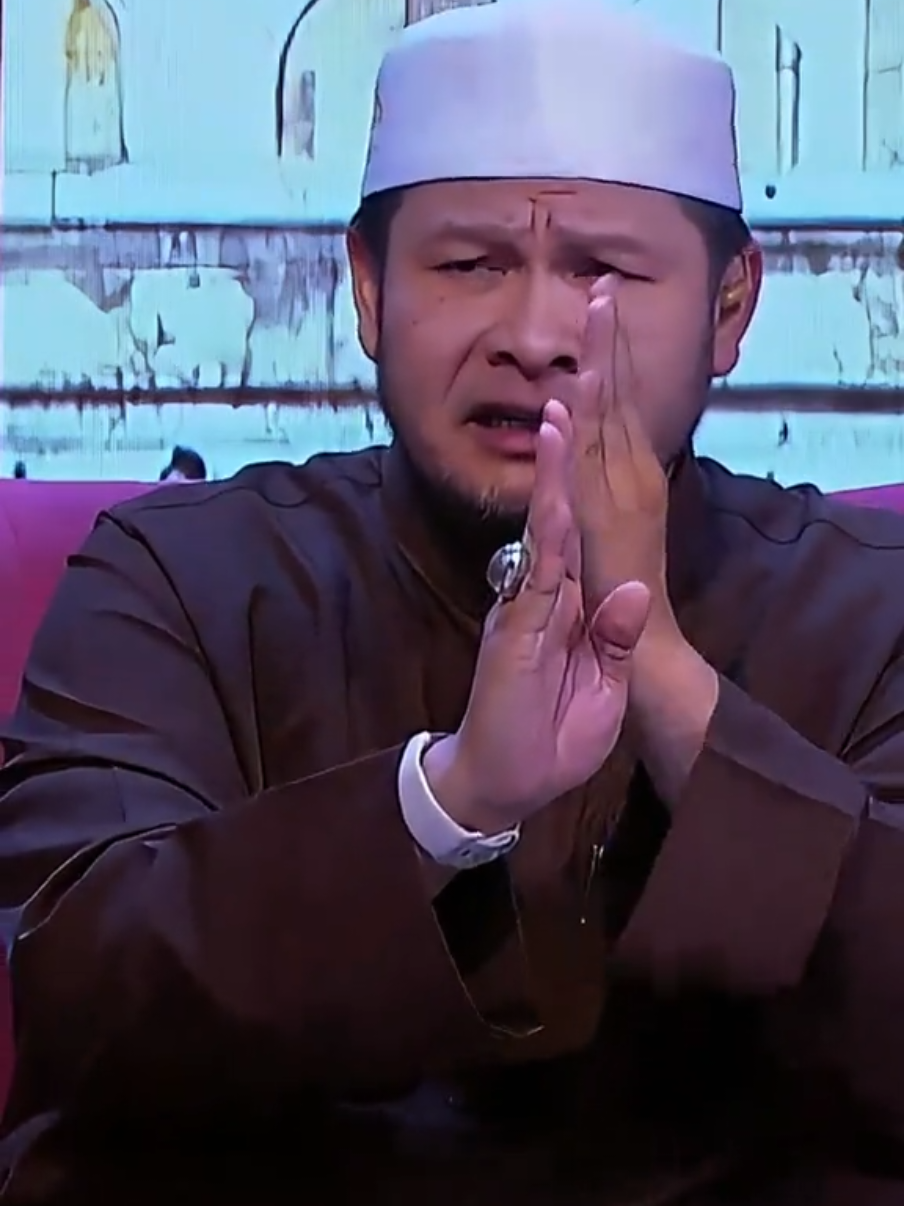 Haji bukan untuk konten. Tapi untuk hati. Allah tahu niat sebenar. 📸❌ Jangan lupa tonton Interaktif Haji di TV Alhijrah, setiap hari jam 9.00 Malam. #Umrah #Haji #haji2025 #baitullah #umrahhaji #umrahmalaysia #ustazharry #ustazharryumrahtravelservices #umrahustazharry #umrahbersamaustazharry #pakejumrah2025 #umrah2025 #pakejumrah  #umrahpromo #umrahmurah  #madinah  #makkah #mekah #masjidilharam #masjidnabawi #kaabah  #tawaf #saie #ziarahmadinah #umrahramadhan #rindumakkah #doaumrah #umrahberkat #umrahhati  #umrahmemories