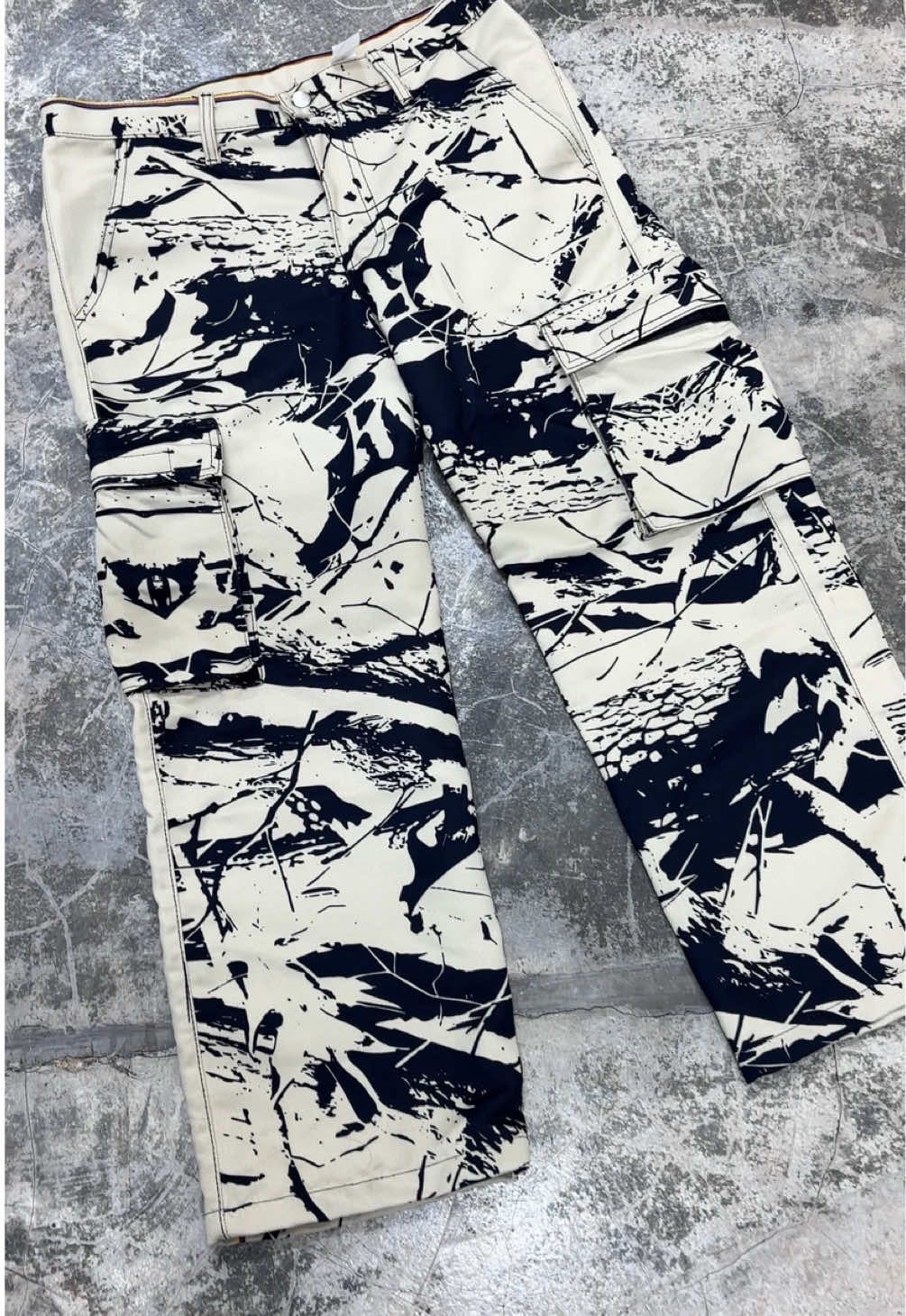 JOYITAS EN @vomback  Sígueme para más @juniory_42 #sty #moda #streetwear #fashion #outfit #outfitideas #peru🇵🇪 #fashiontiktok #outfitinspo  #baggyjeans 