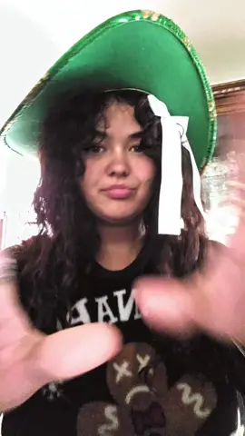 Kind of a good loop? 🫣 featuring my new hat and style my mom 